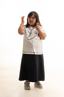 طفلة سعودية من ذوي متلازمة داون بزي طبي