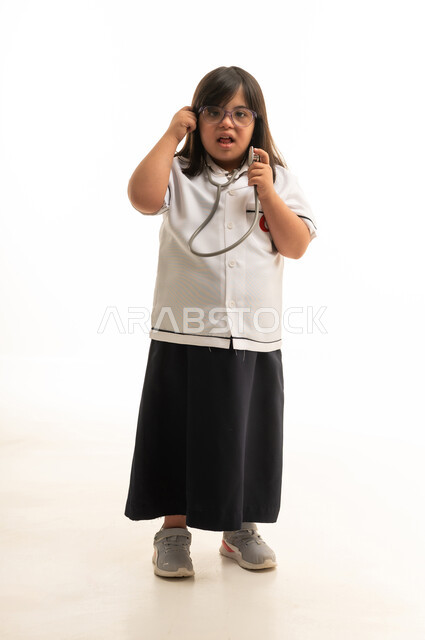 طفلة عربية من ذوي متلازمة داون بزي طبي