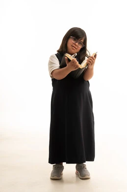 طفلة عربية بمتلازمة داون بالزي المدرسي