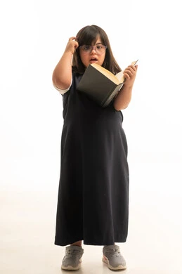 طفلة عربية بمتلازمة داون تقرأ كتاباً