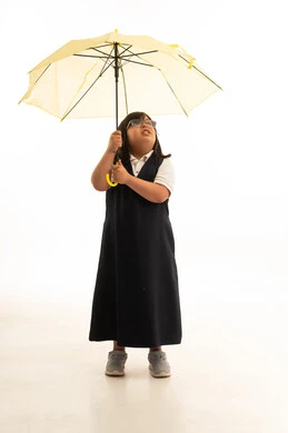 طفلة سعودية من ذوي الاحتياجات الخاصة مع مظلة