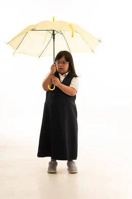 طفلة سعودية من ذوي متلازمة داون تحمل مظلة