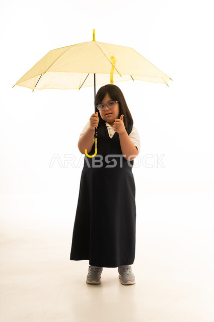 فتاة سعودية من ذوي متلازمة داون تحمل مظلة