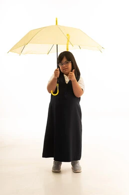 فتاة سعودية من ذوي متلازمة داون تحمل مظلة