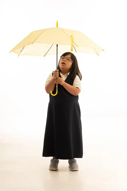 طفلة سعودية من ذوي متلازمة داون مع مظلة