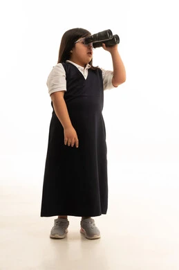 طفلة سعودية من ذوي متلازمة داون مع منظار