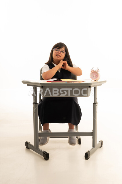 طفلة عربية من متلازمة داون في الفصل الدراسي