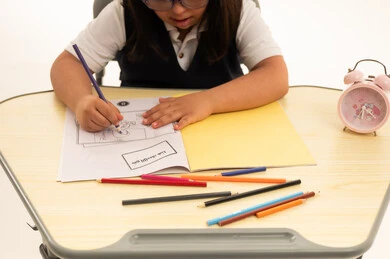 طفلة سعودية من ذوي متلازمة داون تلون في المدرسة