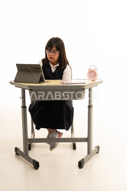 طالبة عربية من ذوي متلازمة داون تستخدم جهازا لوحيا