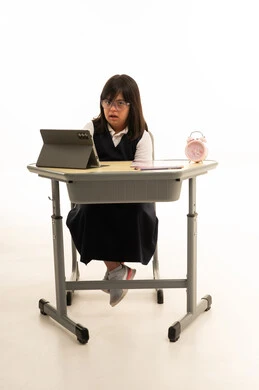 طالبة سعودية من ذوي متلازمة داون في المدرسة