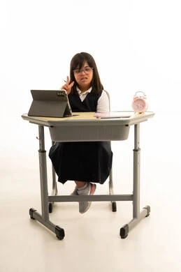 طفلة سعودية من ذوي متلازمة داون في الفصل