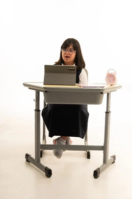 طالبة سعودية من ذوي متلازمة داون خلف مقعد دراسي