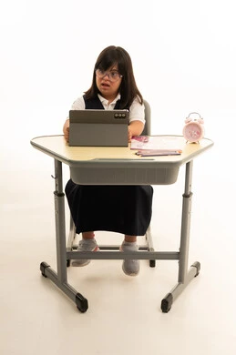 طفلة عربية من ذوي متلازمة داون على مقعد دراسي