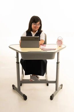 طالبة سعودية من ذوي متلازمة داون تستخدم الجهاز اللوحي