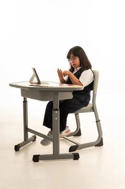 طالبة سعودية من ذوي متلازمة داون في المدرسة