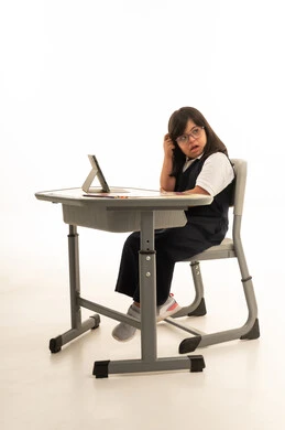 طالبة سعودية من ذوي الاحتياجات الخاصة في المدرسة