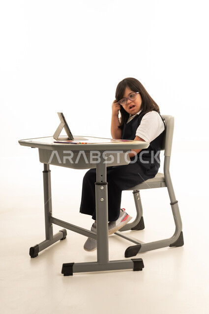 طفلة عربية من ذوي الاحتياجات الخاصة في المدرسة