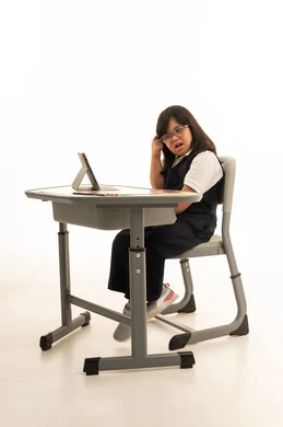 طفلة عربية من ذوي الاحتياجات الخاصة في المدرسة