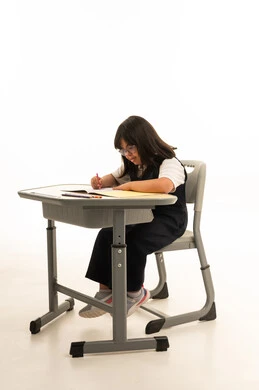 طفلة عربية من ذوي متلازمة داون تدرس في المدرسة