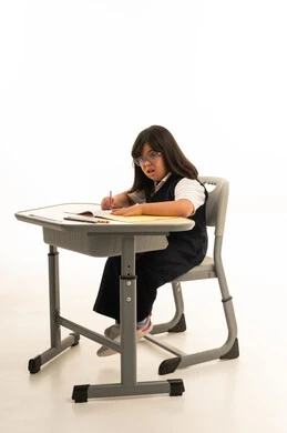 طفلة سعودية من ذوي متلازمة داون تدرس على مكتبها