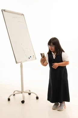 طالبة سعودية من ذوي متلازمة داون تستخدم الهاتف