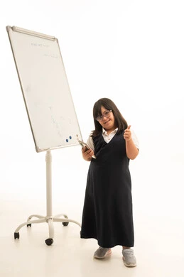 طالبة سعودية من ذوي متلازمة داون مع سبورة بيضاء