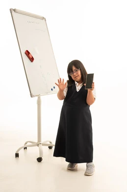 طفلة سعودية بمتلازمة داون مع هاتف وسبورة