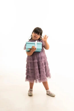 طفلة سعودية من ذوي متلازمة داون تحمل هدية