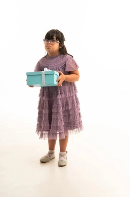 طفلة سعودية من ذوي متلازمة داون تحمل هدية