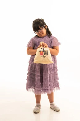 طفلة سعودية من ذوي متلازمة داون تحمل كيس قرقيعان