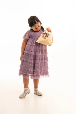 طفلة سعودية من ذوي متلازمة داون بفستان أرجواني