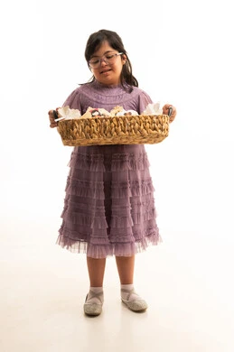 طفلة سعودية من ذوي متلازمة داون تحمل سلة