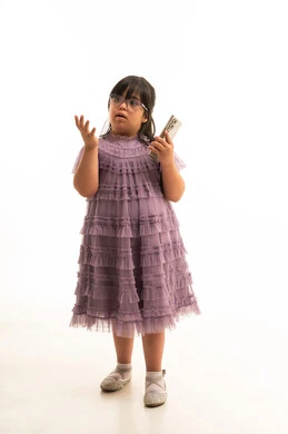 طفلة سعودية من ذوي متلازمة داون مع هاتف ذكي