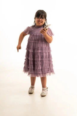 طفلة سعودية بمتلازمة داون تحمل هاتف ذكي