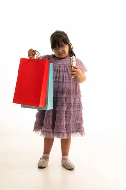 طفلة سعودية من ذوي الاحتياجات الخاصة تتسوق بالمال