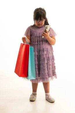 طفلة عربية من ذوي متلازمة داون تتسوق بالهاتف