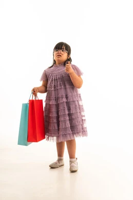 طفلة سعودية من ذوي متلازمة داون مع حقائب تسوق