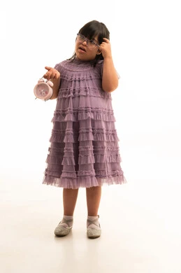 طفلة سعودية من ذوي متلازمة داون تحمل ساعة منبه