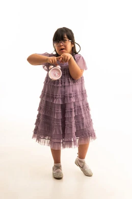 طفلة عربية من ذوي متلازمة داون تحمل منبه