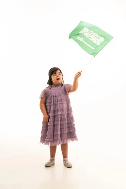 طفلة سعودية من ذوي متلازمة داون ترفع العلم