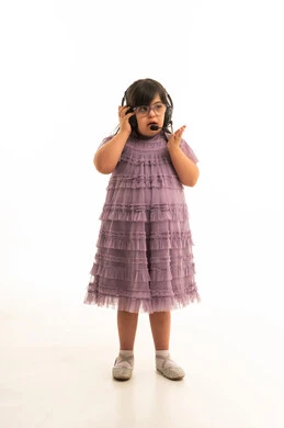 طفلة عربية من ذوي الاحتياجات الخاصة ترتدي سماعة رأس