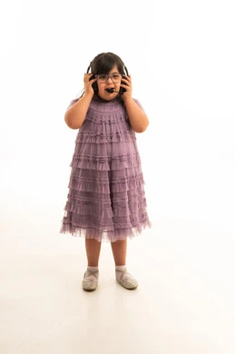 طفلة عربية من ذوي متلازمة داون بسماعة رأس طفلة عربية من ذوي متلازمة داون بسماعة رأس