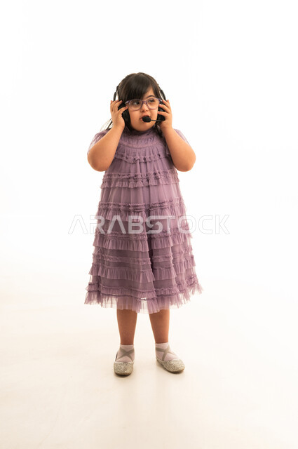 طفلة عربية من ذوي متلازمة داون مع سماعة رأس