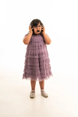 طفلة عربية من ذوي متلازمة داون مع سماعة رأس