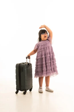 طفلة سعودية من ذوي متلازمة داون مع حقيبة سفر