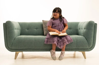 طفلة سعودية من ذوي متلازمة داون تقرأ كتاباً