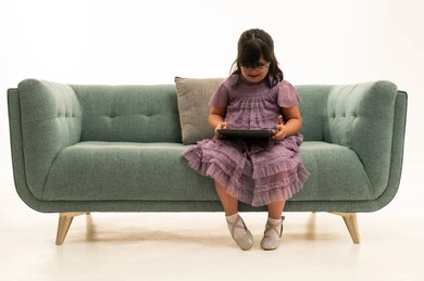 طفلة سعودية من ذوي متلازمة داون تستخدم جهاز لوحي