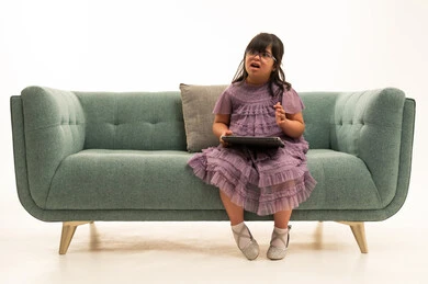 طفلة عربية من ذوي متلازمة داون مع جهاز لوحي