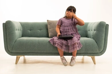 طفلة عربية بمتلازمة داون تشير بعلامة الإعجاب