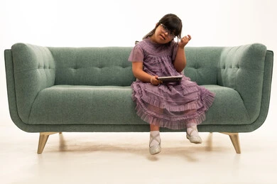 طفلة سعودية من ذوي متلازمة داون تستخدم جهاز لوحي